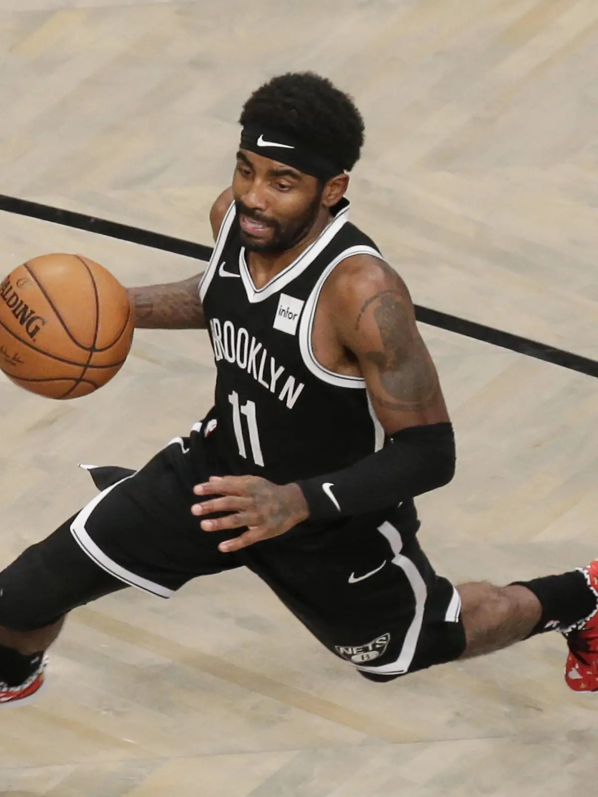  Brooklyn Nets Kyrie Irving drives to the basket past Indiana Pacers Malcolm Brogdon in the first half at Barclays Center on Wednesday, October 30, 2019 in New York City. PUBLICATIONxINxGERxSUIxAUTxHUNxONLY NYP20191030132 JOHNxANGELILLO