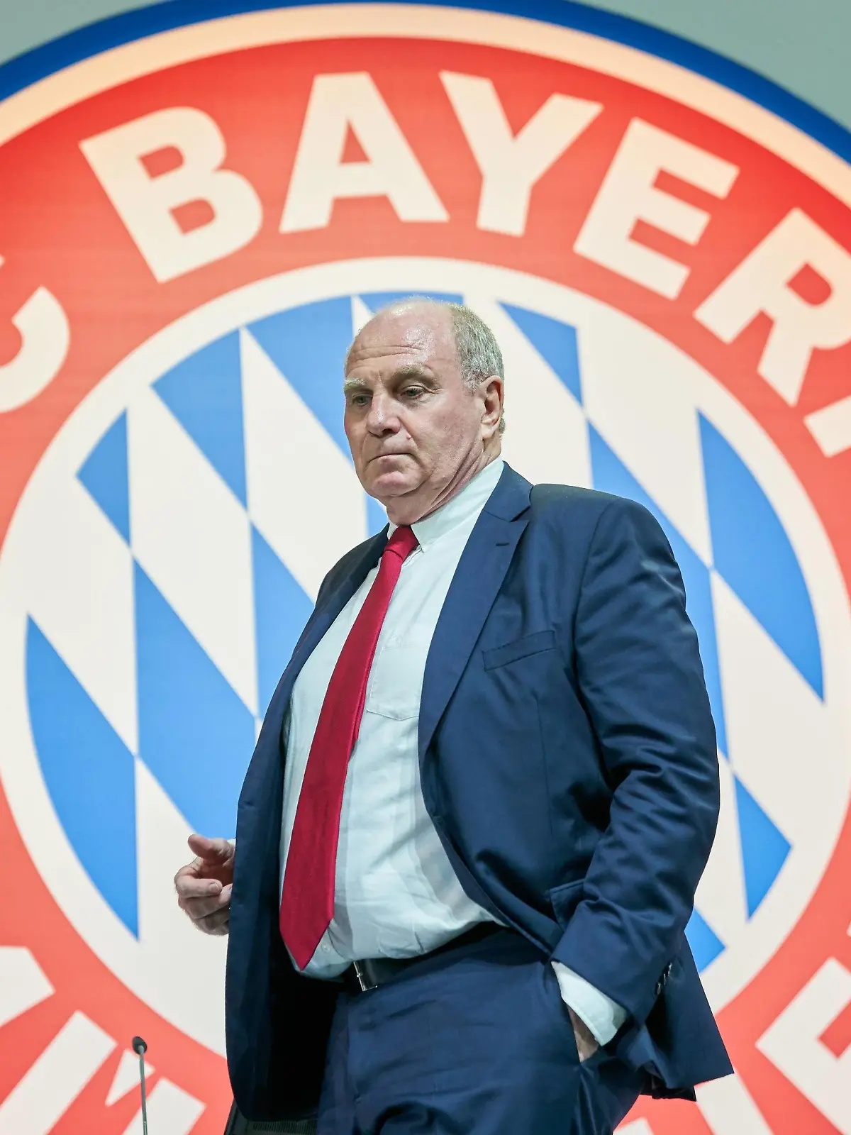 Themen der Woche - SPORT Bilder des Tages - SPORT Uli HOENESS (FCB Praesident ), Halbfigur , Aktion, Einzelbild, Portrait, Portraet, Einzelaktion FC Bayern Muenchen Jahreshauptversammlung JHV Audi Dome Muenchen, am 24.11.2017, Saison 2017/2018 *** Uli HOENESS FCB President Half Figure Action Single Portrait Portraet Single Action FC Bayern Munich Annual General Meeting JHV Audi Dome Muenchen am 24 11 2017 Season 2017 2018  