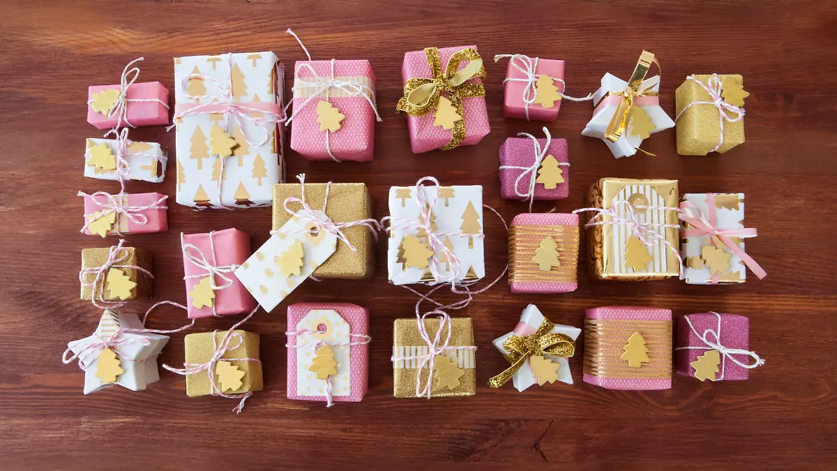  Festlich verpackte Geschenke zu Weihnachten auf Hintergrund aus Holz - Little christmas presentse *** Festively wrapped Christmas gifts on wooden background Little christmas presentse PUBLICATIONxINxGERxSUIxAUTxHUNxONLY 1079705242