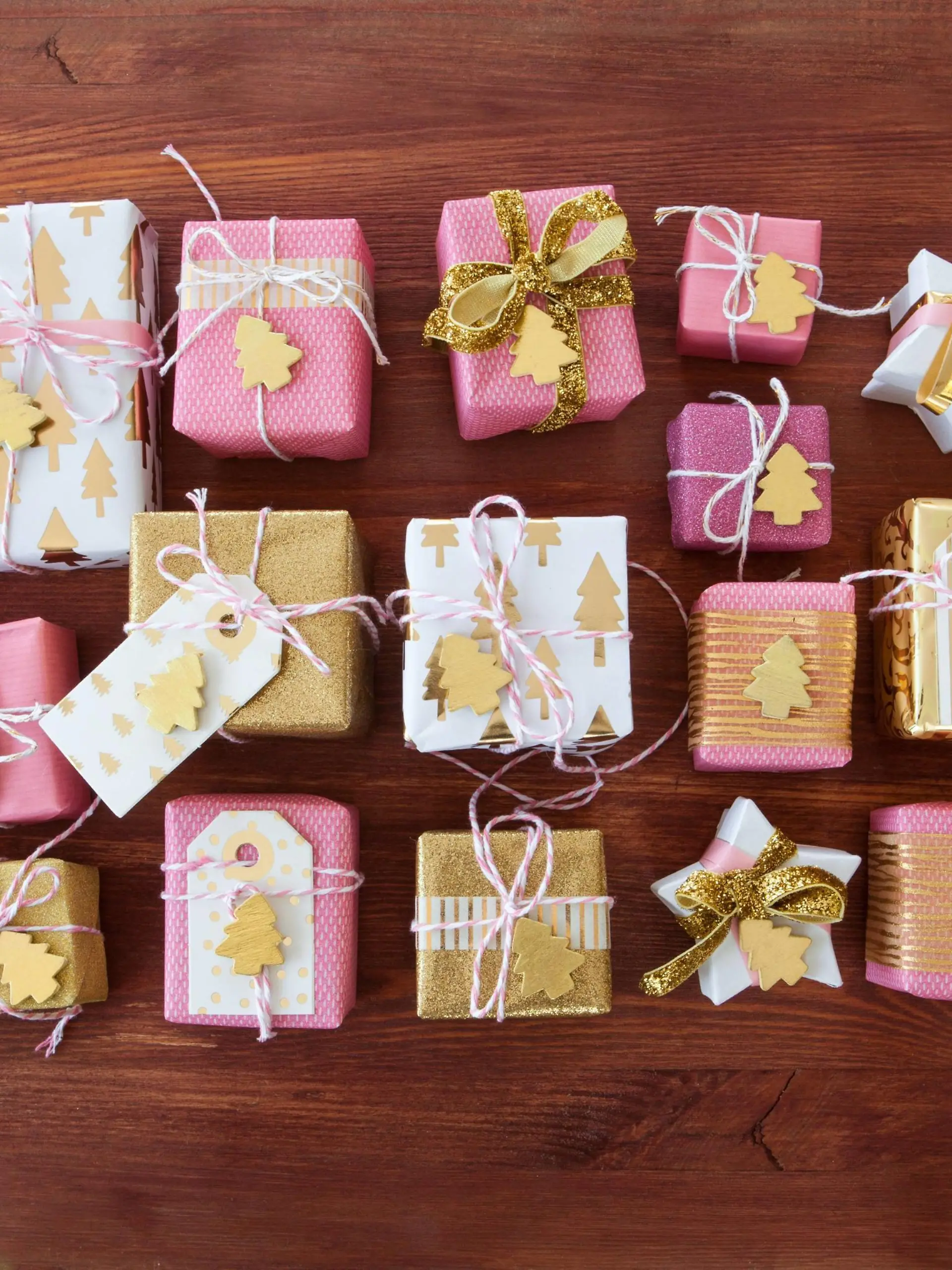  Festlich verpackte Geschenke zu Weihnachten auf Hintergrund aus Holz - Little christmas presentse *** Festively wrapped Christmas gifts on wooden background Little christmas presentse PUBLICATIONxINxGERxSUIxAUTxHUNxONLY 1079705242