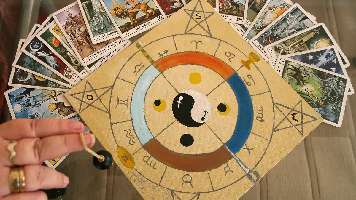 Die Wahrsagerin Birgit Vildebrand, die auch als "Orakel von Delitzsch" bekannt ist, hält in ihrer Delitzscher Wohnung ihr "Hexenpendel" über das eigens für sie entworfenen "Hexenbrett", aufgenommen am 09.01.2009. Die Wahrsagerin ist nach eigener Aussage die erste Hellseherin, die sich nach dem Ende der DDR im Osten Deutschlands beruflich selbstständig machte. Im Arbeitszimmer ihrer Wohnung in Delitzsch nahe Leipzig blickt die gelernte Krankenschwester seit 1993 für Klienten aus ganz Deutschland in die Karten. Für 2009 sagt sie voraus, dass Angela Merkel wiedergewählt und sich Barack Obama viele Feinde machen wird. Foto: Waltraud Grubitzsch/lsn (zu Korr-Bericht: "Merkel, Obama und die Liebe: Fälle für das «Orakel von Delitzsch»" vom 15.01.2009) +++(c) dpa - Report+++