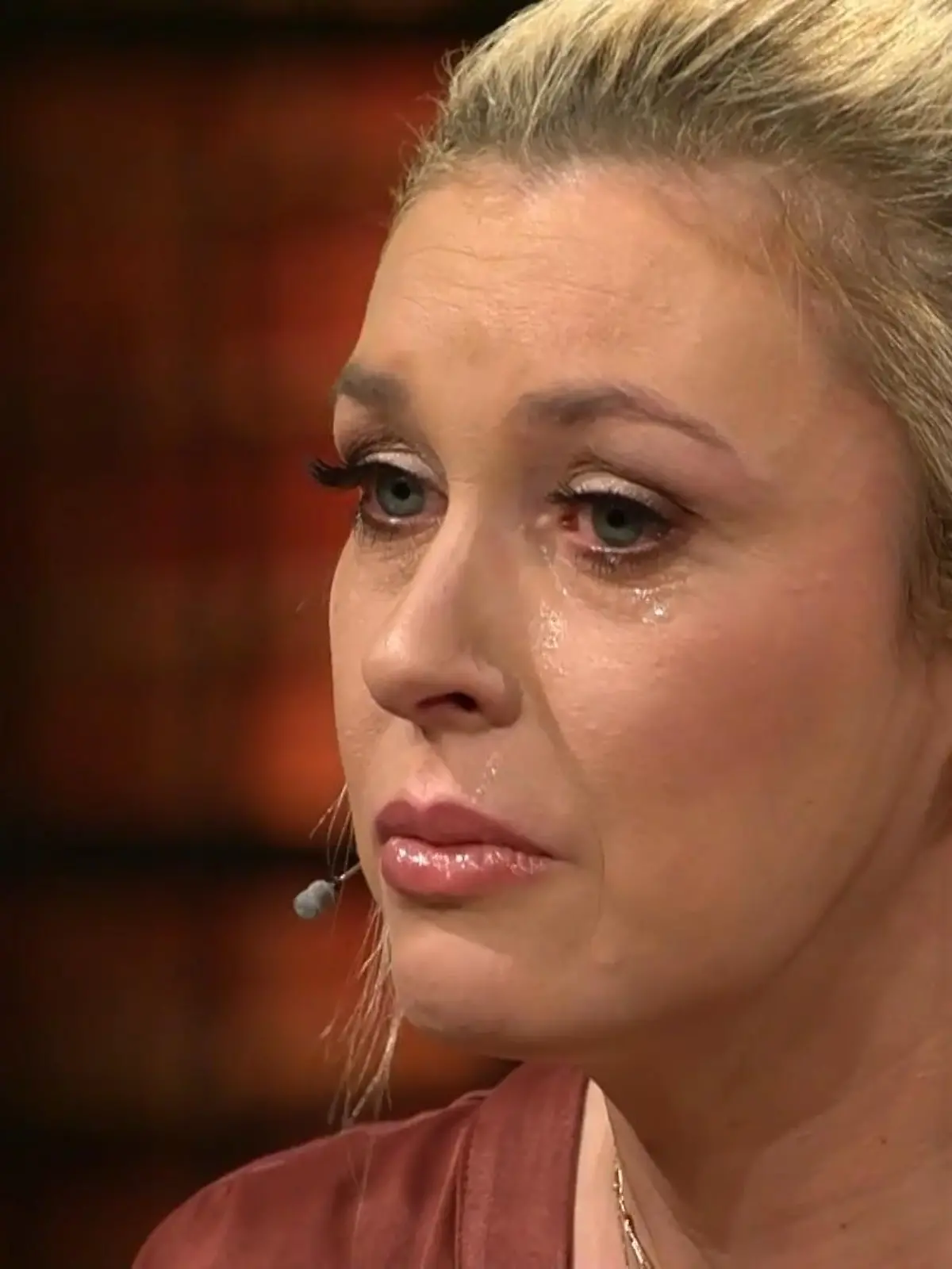 Janina Korn weint im Live-TV