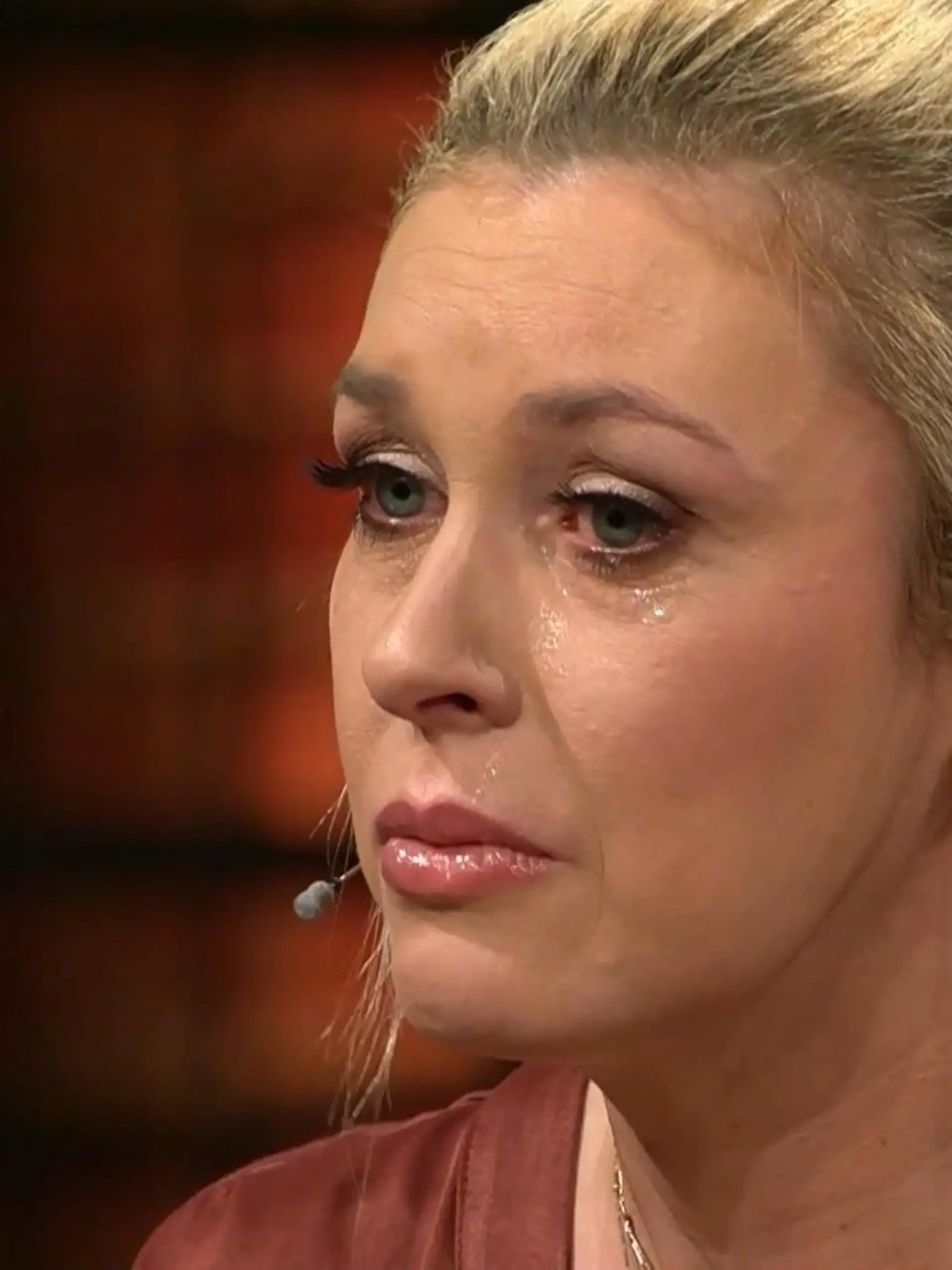 Janina Korn weint im Live-TV