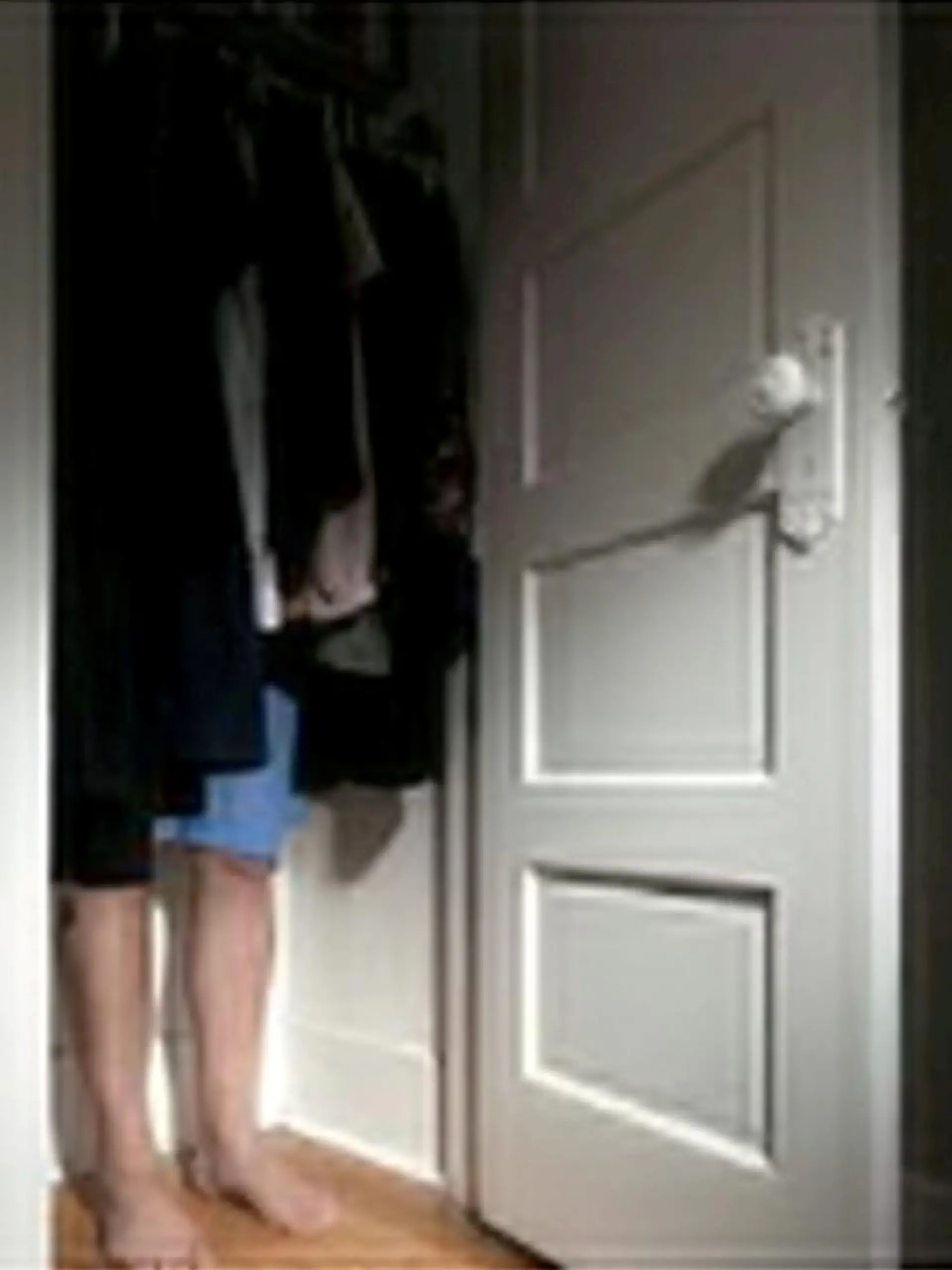 SONDERKONDITIONEN: Satzpreis!
This is the bizarre moment a wanted man was found by police hiding in a wardrobe with a BLANKET on his head. See SWNS story SWMDblanket. The 36-year-old suspect was spotted by officers standing behind a rail of clothes when his ?big feet gave him away?. Derbyshire Police posted snaps of the man who was caught when cops raided a house in Swadlincote, Derbys., on Monday (4/10) morning. They arrested the hapless suspect on suspicion of carrying out a string of thefts across South Derbyshire. 