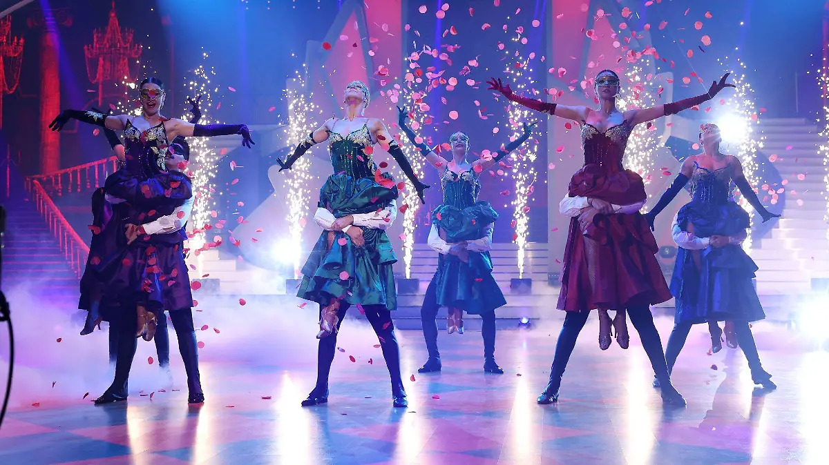 Der Profi-Showact Masquerade mit allen 11 ausgeschiedenen Profis und Renata Lusin.

Die Verwendung des sendungsbezogenen Materials ist nur mit dem Hinweis und Verlinkung auf RTL+ gestattet.
