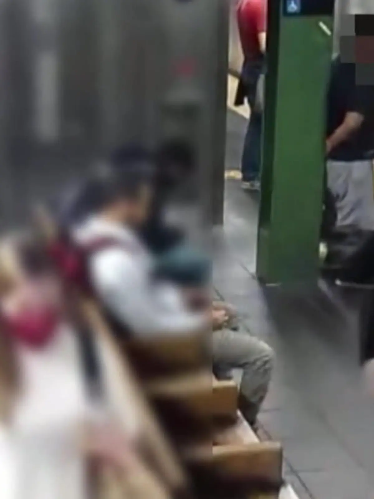 Bild zu: "Frau schubst Passagierin vor einen Zug"