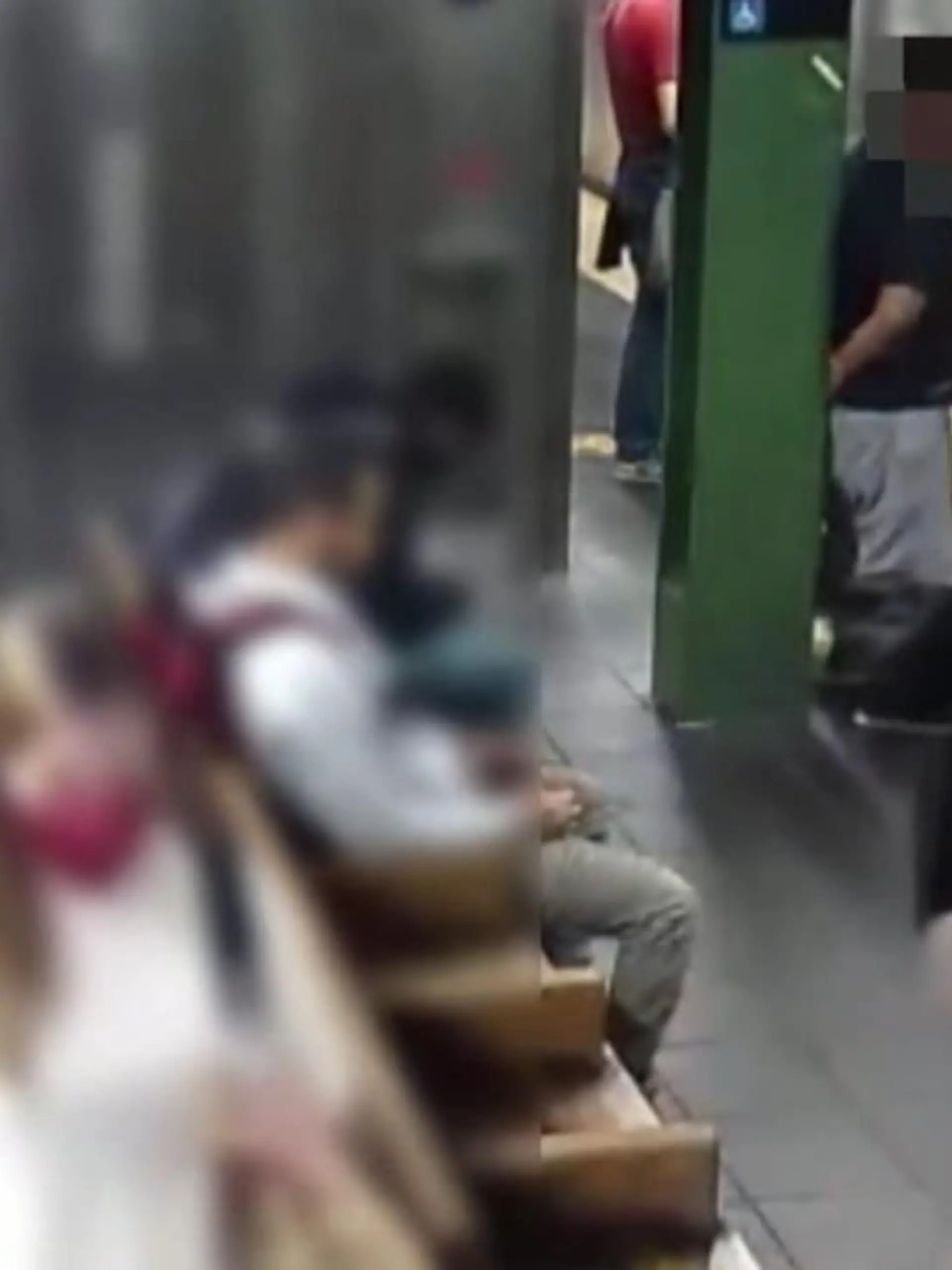 Bild zu: "Frau schubst Passagierin vor einen Zug"