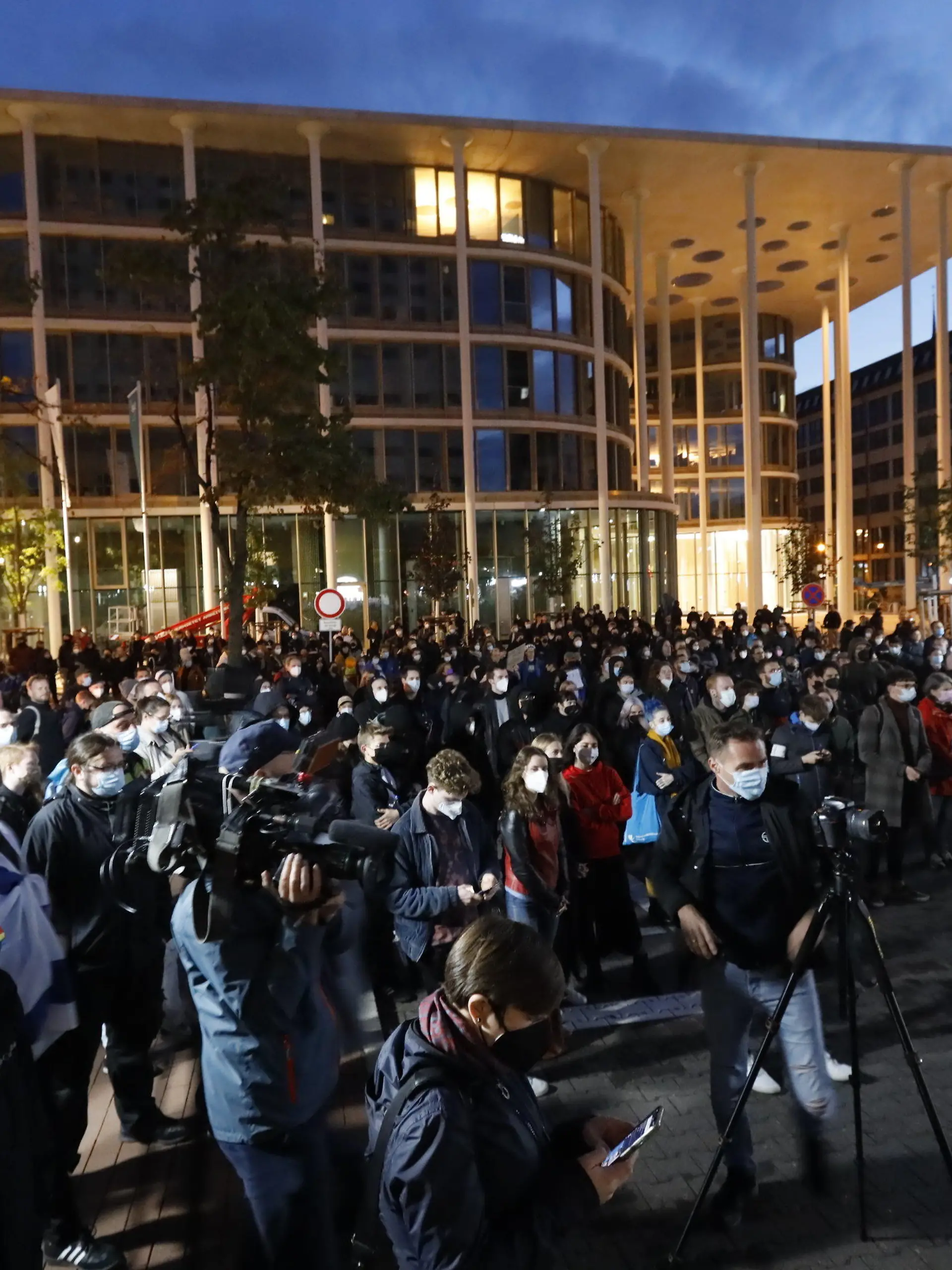 05.10.2021, Sachsen, Leipzig: Nach Antisemitismus-Vorwürfen haben sich am Abend Hunderte Menschen vor dem «Westin Hotel» Leipzig versammelt, um Solidarität mit dem Musiker Gil Ofarim und Jüdinnen und Juden in Deutschland zu zeigen. Ofarim war am Montag nach eigenen Angaben Opfer eines antisemitischen Vorfalls in dem Leipziger Hotel geworden. Ein Mitarbeiter des «Westin Leipzig» habe ihn am Empfang aufgefordert, seinen Davidstern einzupacken. Aufgerufen hatte das Bündnis «Leipzig nimmt Platz». Foto: Dirk Knofe/dpa +++ dpa-Bildfunk +++