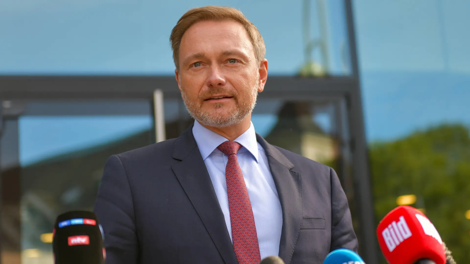 Berlin, Deutschland 01. Oktober 2021: Gespraech zwischen Buendnis 90/Die Gruenen und FDP - Statement - 01.10.2021 Christian Lindner FDP DesignOffices Berlin am Zoo Berlin *** Berlin, Germany 01 October 2021 Talk between Buendnis 90 Die Gruenen and FDP Statement 01 10 2021 Christian Lindner FDP DesignOffices Berlin am Zoo Berlin Copyright: xFotostandx/xReuhlx