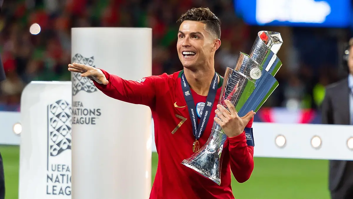 Porto, Portugal, 09.06.2019, UEFA Nations League, Finale, Portugal - Niederlande, Cristiano Ronaldo (POR) jubelt mit dem UEFA Nations League Pokal ( Defodi-01053043086 *** Porto, Portugal, 09 06 2019, UEFA Nations League, Final, Portugal Netherlands, Cristiano Ronaldo POR cheers with the UEFA Nations League Cup Defodi 01053043086 Defodi-053 DFL REGULATIONS PROHIBIT ANY USE OF PHOTOGRAPHS AS IMAGE SEQUENCES AND/OR QUASI-VIDEO.  