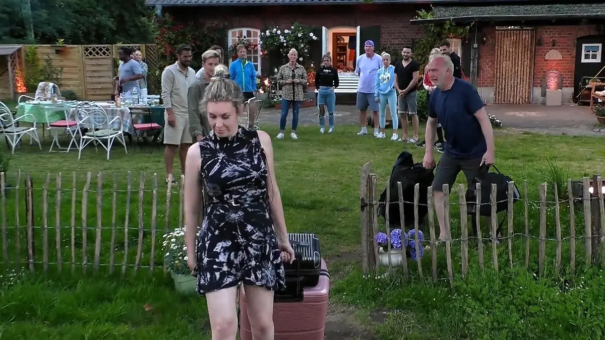 Janina Korn &  Roland Heitz machen sich vom Promi-Acker Ciao, Sommerhaus!