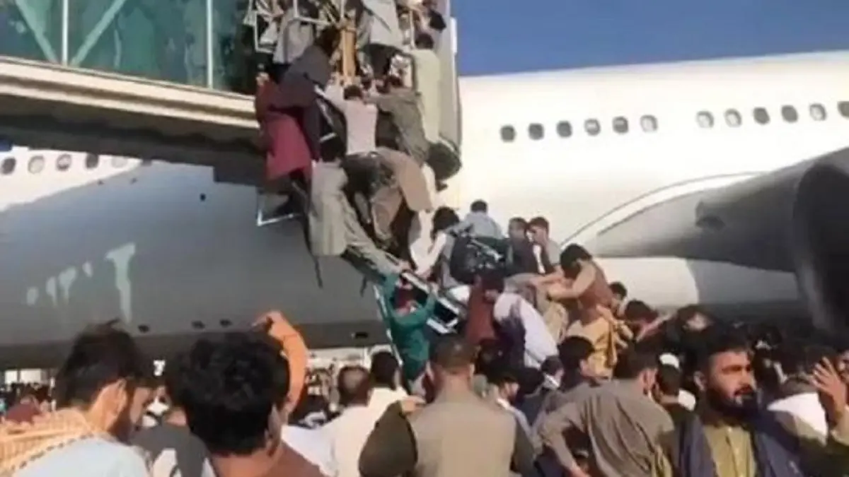 In Afghanistan versuchen Tausende Menschen die Hauptstadt Kabul zu verlassen.
