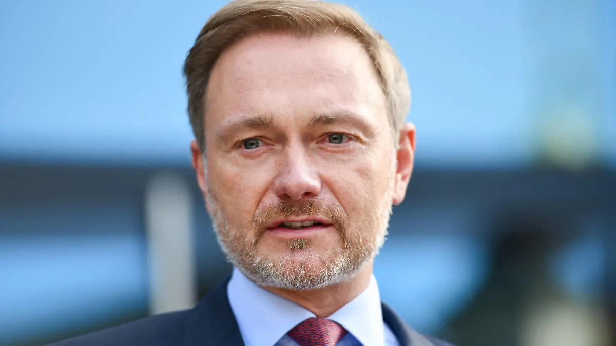  Berlin, Deutschland 01. Oktober 2021: Gespraech zwischen Buendnis 90/Die Gruenen und FDP - Statement - 01.10.2021 Christian Lindner FDP DesignOffices Berlin am Zoo Berlin *** Berlin, Germany 01 October 2021 Talk between Buendnis 90 Die Gruenen and FDP Statement 01 10 2021 Christian Lindner FDP DesignOffices Berlin am Zoo Berlin Copyright: xFotostandx/xReuhlx