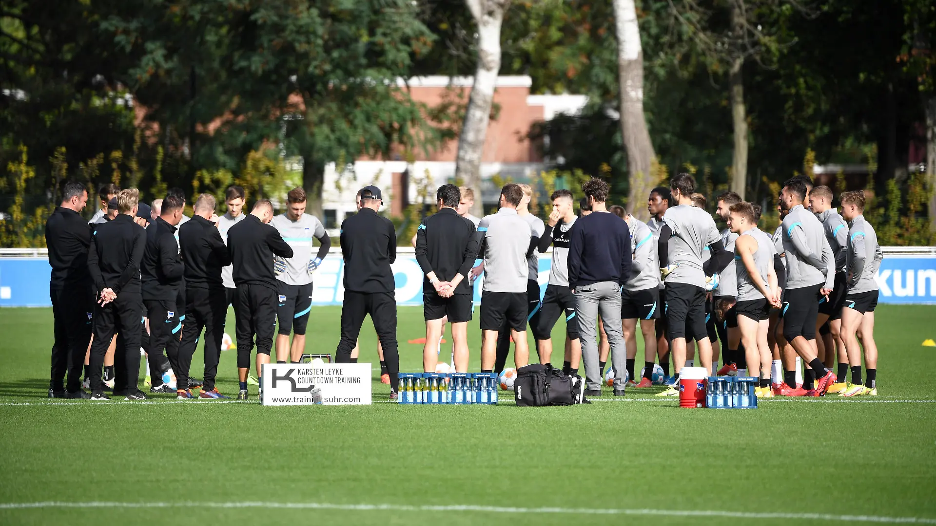  Fussball, Herren, Saison 2021/2022, Hertha BSC, Training, Trainer Pal Dardai Hertha BSC spricht zu seinen Spielern, 28.09. 2021, *** Football, men, 2021 2022 season, Hertha BSC, training, coach Pal Dardai Hertha BSC speaks to his players, 28 09 2021, Copyright: xSebastianxRäppold/MatthiasxKochx