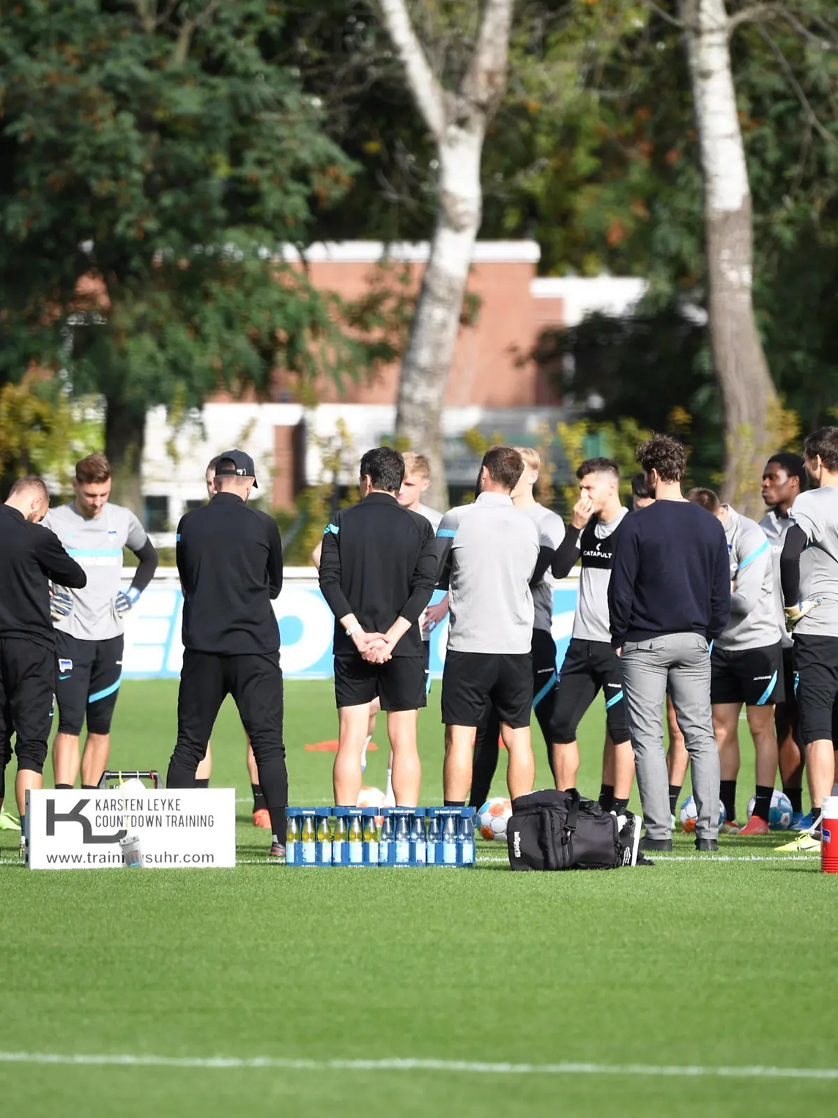  Fussball, Herren, Saison 2021/2022, Hertha BSC, Training, Trainer Pal Dardai Hertha BSC spricht zu seinen Spielern, 28.09. 2021, *** Football, men, 2021 2022 season, Hertha BSC, training, coach Pal Dardai Hertha BSC speaks to his players, 28 09 2021, Copyright: xSebastianxRäppold/MatthiasxKochx