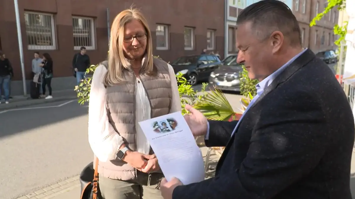 Die Eltern Kurt und Maja Sprengart vor dem Landgericht Frankenthal.