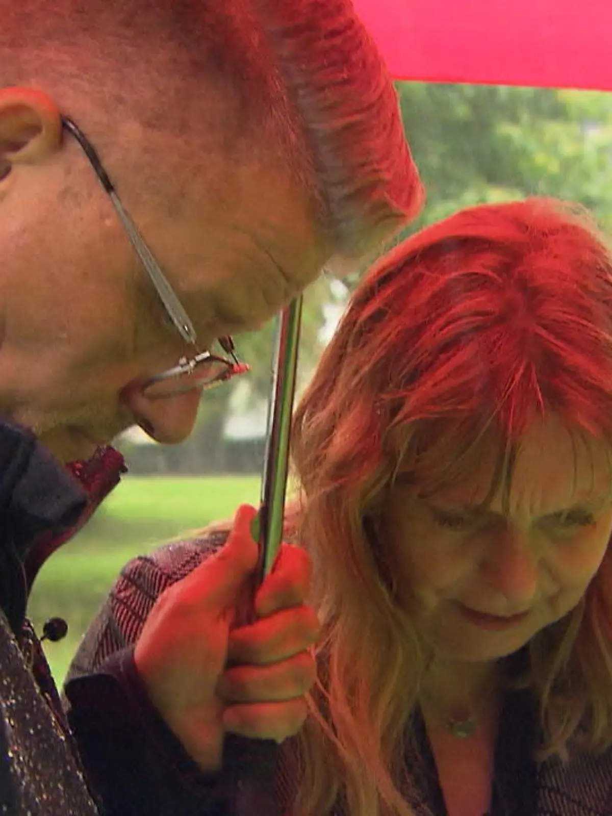 Viele Menschen sind nach dem Tod ihres Partners mit ihrer Trauer allein. Auch Angelika und Andreas. Sie haben ihre jeweiligen Partner verloren. Über die deutschlandweit erste Online-Plattform für Trauernde lernen sie sich kennen - und beginnen eine Trauerfreundschaft.