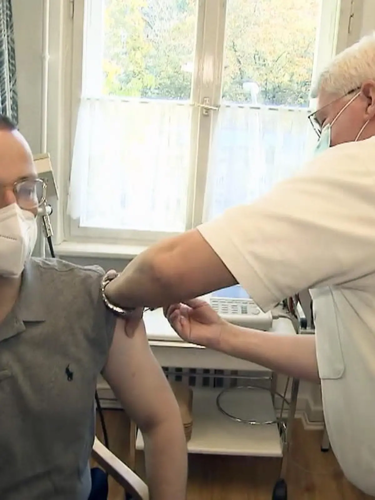 Jetzt haben wir das, was alle befürchtet haben: Auch noch eine Grippe-Welle in Deutschland. Dazu kommt ein Anstieg der Corona-Infektionen. Die Lage ist so kritisch, dass RKI-Chef Lothar Wieler und Gesundheitsminister Jens Spahn heute wieder gemeinsam eine Pressekonferenz gegeben haben. Wichtigste Botschaft: Gegen beides impfen lassen: Corona und Grippe. Was jetzt wichtig ist, sehen Sie im Video!