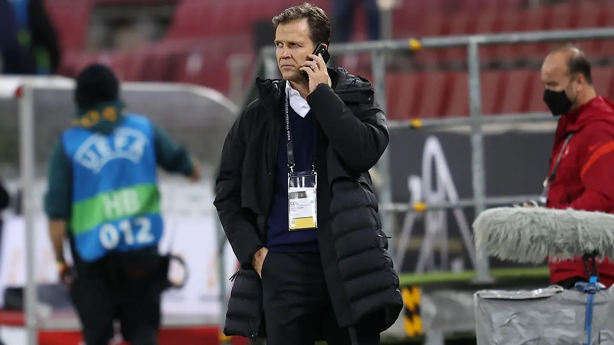 firo : 07.10.2020 Fu?ball: Fussball: Lnderspiel Nationalmannschaft Testspiel Freundschaftsspiel Deutschland - T_rkei , Tuerkei Oliver BIerhoff , mit HAndy Telefon