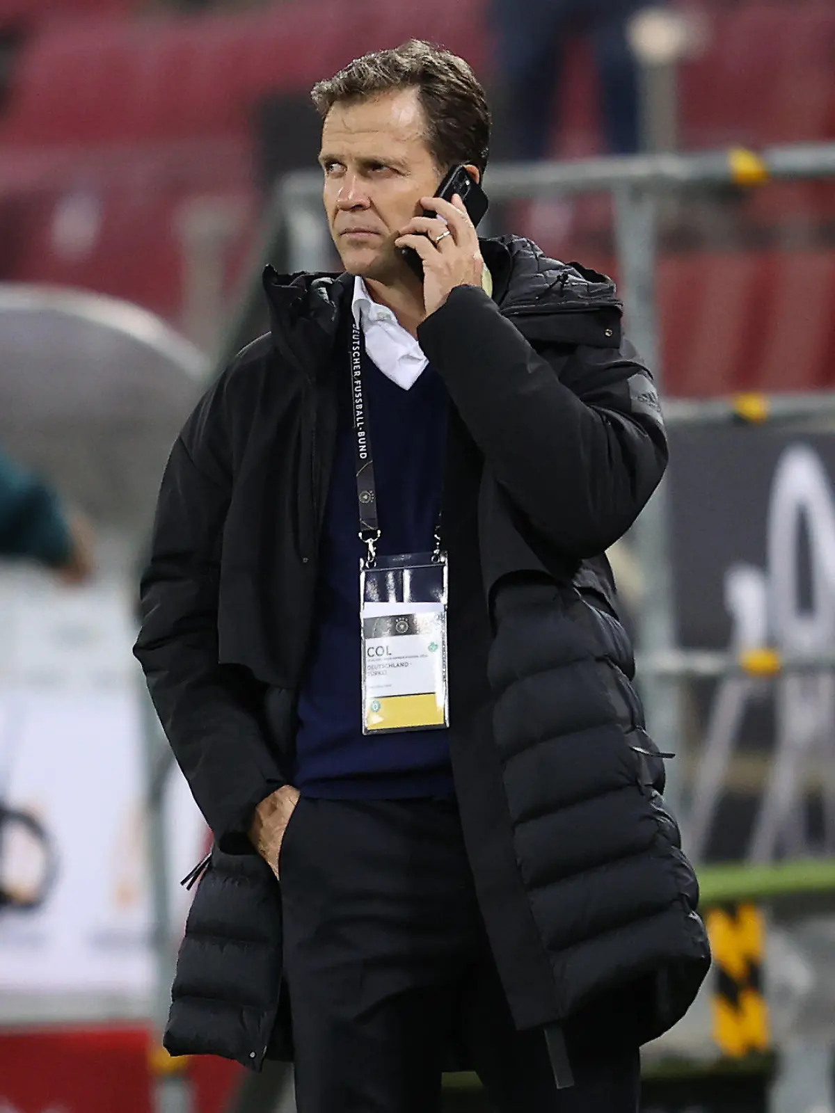 firo : 07.10.2020 Fu?ball: Fussball: Lnderspiel Nationalmannschaft Testspiel Freundschaftsspiel Deutschland - T_rkei , Tuerkei Oliver BIerhoff , mit HAndy Telefon