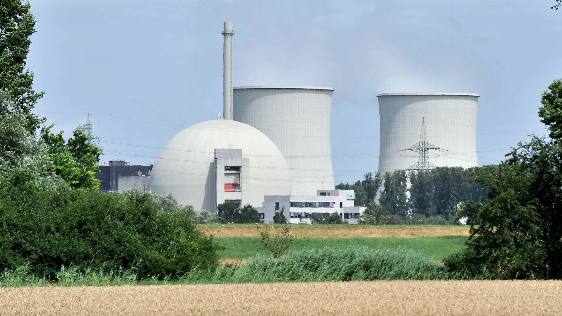 ARCHIV - Das von dem Stromkonzern RWE betriebene Atomkraftwerk (AKW) Biblis in Südhessen, aufgenommen am 15.07.2010. Die Auseinandersetzung über die Atomlaufzeiten ist im Gange. Foto: Boris Roessler dpa/lhe (zu dpa-Serie "Die Energie der Zukunft" am 29.07.2010) +++(c) dpa - Bildfunk+++
