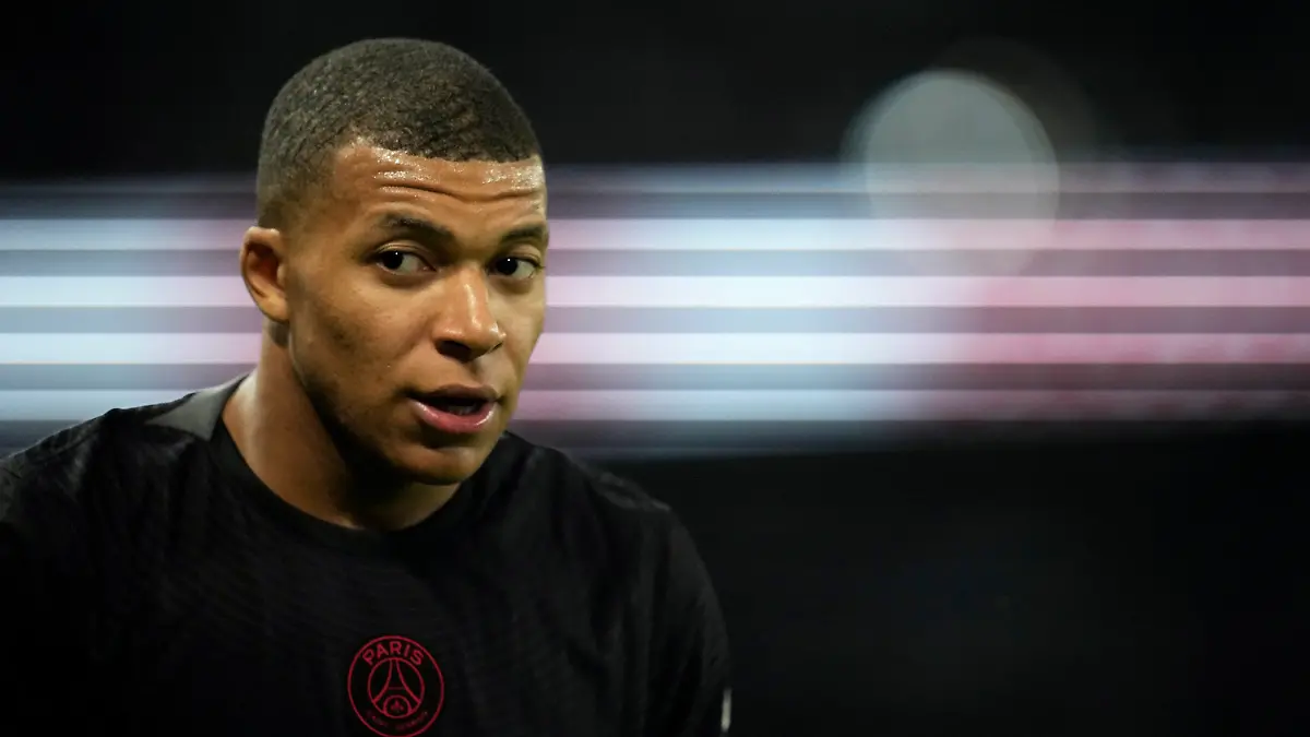 ARCHIV - 25.09.2021, Frankreich, Paris: Fußball: Ligue 1, Frankreich, Paris Saint-Germain - Montpellier HSC, 8. Spieltag im Parc des Princes Stadion. Kylian Mbappe von PSG schaut in dioe Runde. (Zu dpa "Mbappé widerspricht Wechselbemühungen kurz vor Transferschluss") Foto: Christophe Ena/AP/dpa +++ dpa-Bildfunk +++
