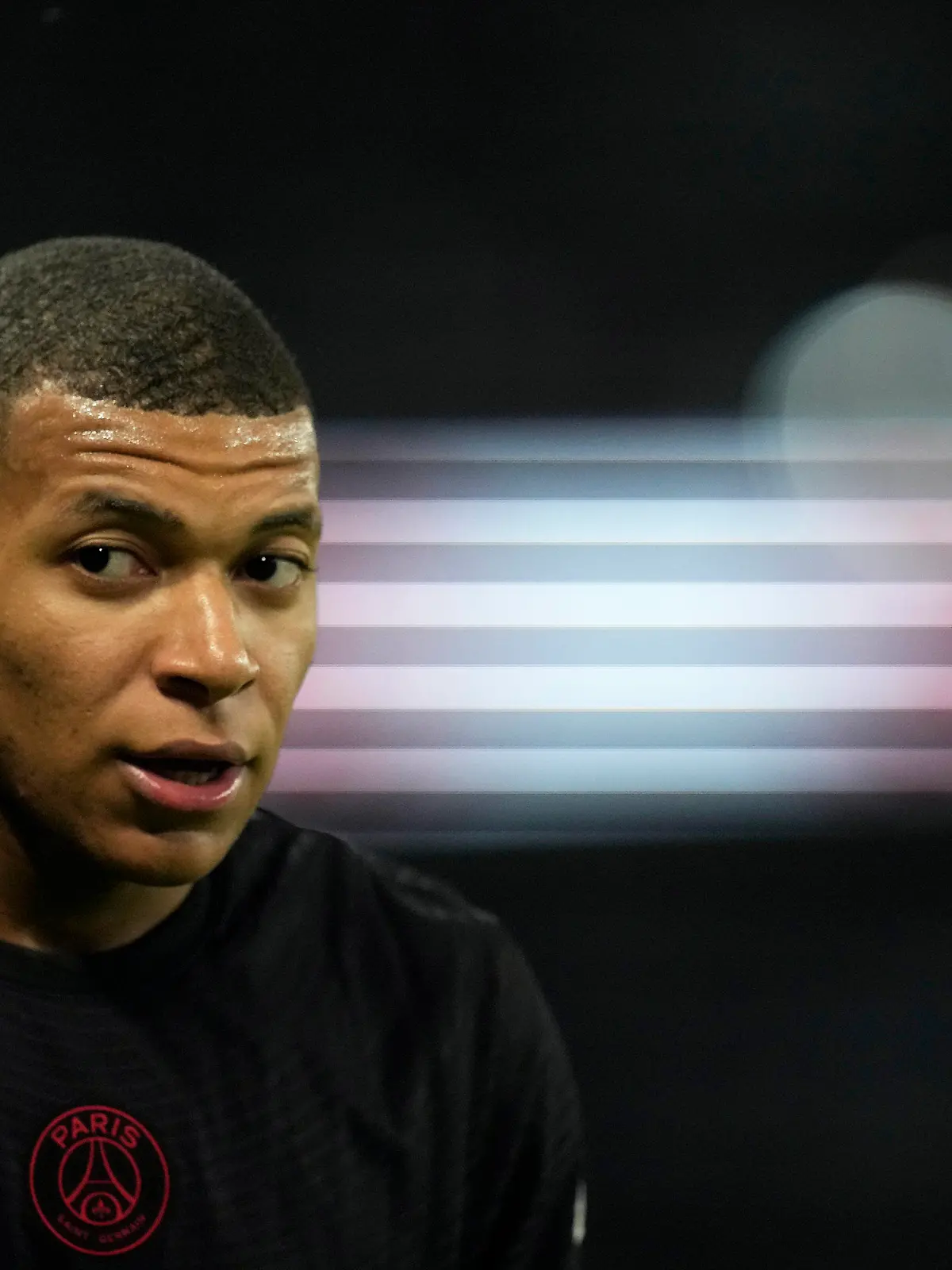 ARCHIV - 25.09.2021, Frankreich, Paris: Fußball: Ligue 1, Frankreich, Paris Saint-Germain - Montpellier HSC, 8. Spieltag im Parc des Princes Stadion. Kylian Mbappe von PSG schaut in dioe Runde. (Zu dpa "Mbappé widerspricht Wechselbemühungen kurz vor Transferschluss") Foto: Christophe Ena/AP/dpa +++ dpa-Bildfunk +++