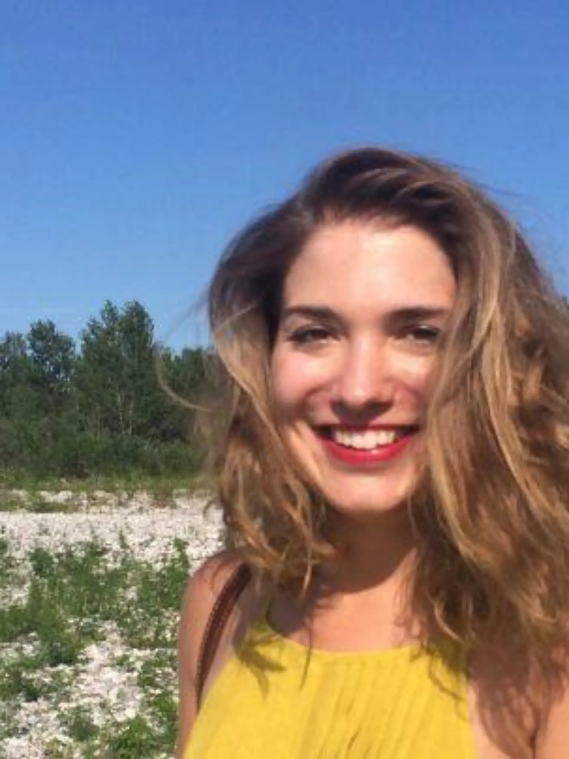Liesa Schiegel, die junge Frau lacht auf einem Foto aus Zeiten, wo sie noch gesund war.