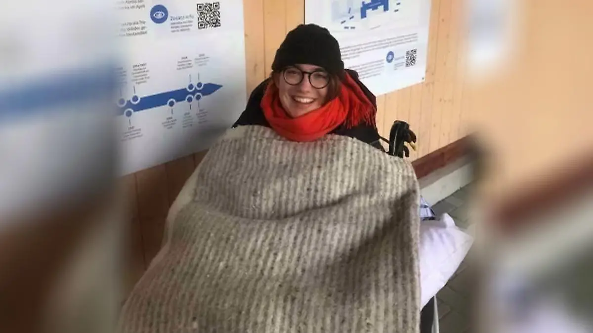 Lisa Schiegl im Rollstuhl.