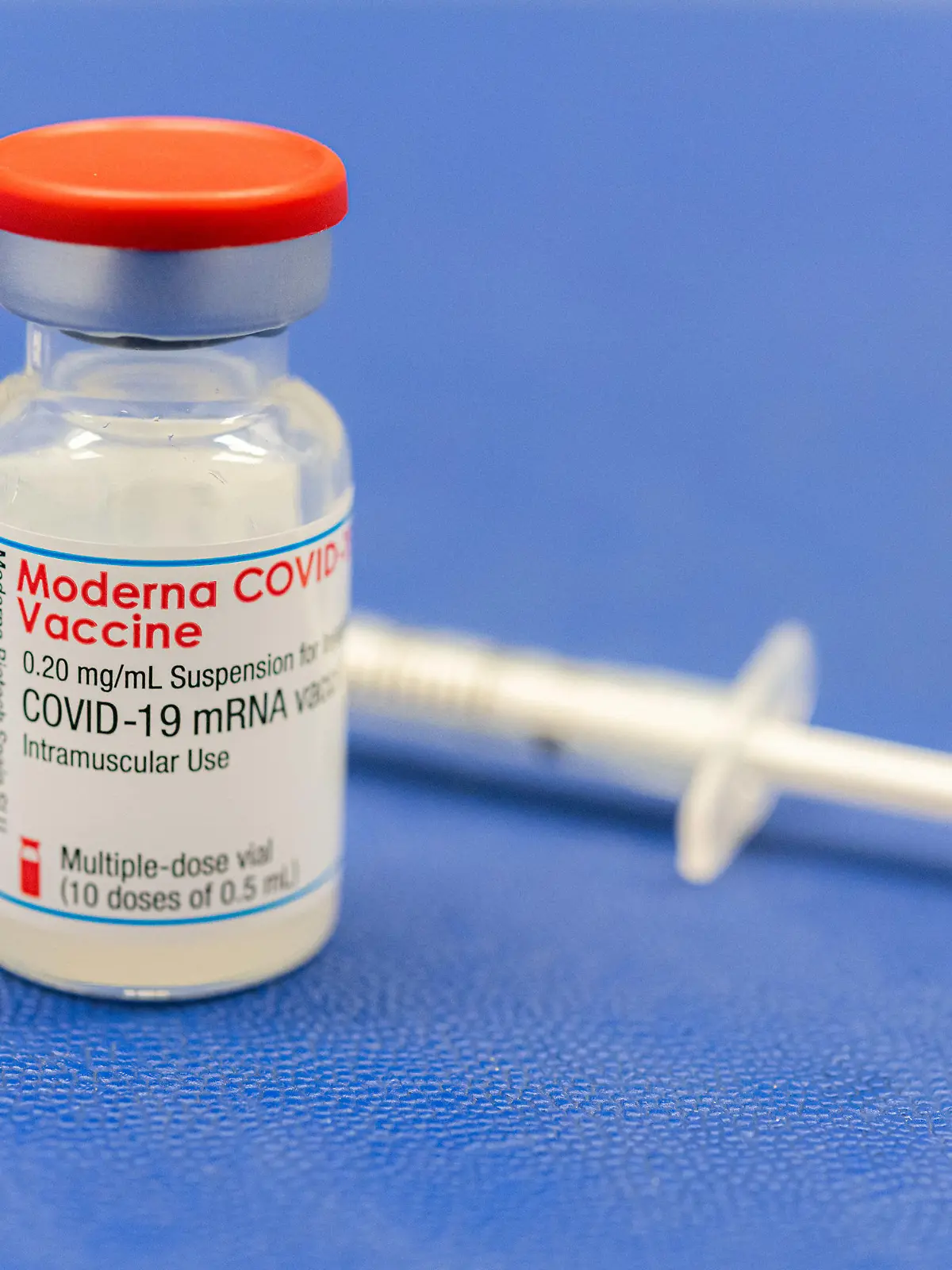 ARCHIV - 15.01.2021, Bremen: Der Moderna-Impfstoff in einem Fläschchen. Der Corona-Impfstoff von Moderna wird in Schweden vorerst keinen Menschen unter 30 Jahren mehr verabreicht. Die Gesundheitsbehörde Folkhälsomyndigheten hat beschlossen, den Einsatz des Präparats des US-Unternehmens für die Jahrgänge 1991 und jünger vorsichtshalber und vorläufig bis zum 1. Dezember auszusetzen. Foto: Mohssen Assanimoghaddam/dpa +++ dpa-Bildfunk +++