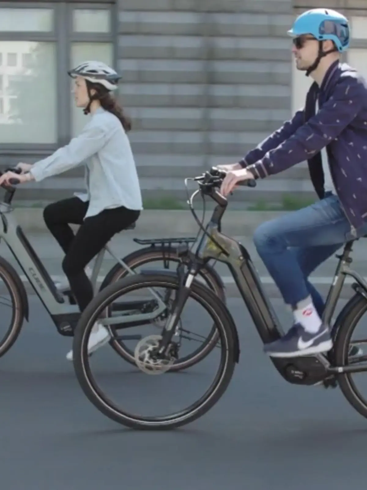 Was kostet das Rad? Welche Reichweite schafft der Akku der Bikes in Kilometern? Nur zwei von vielen wichtigen Kaufkriterien. Stiftung Warentest hat elf E-Bikes verglichen.