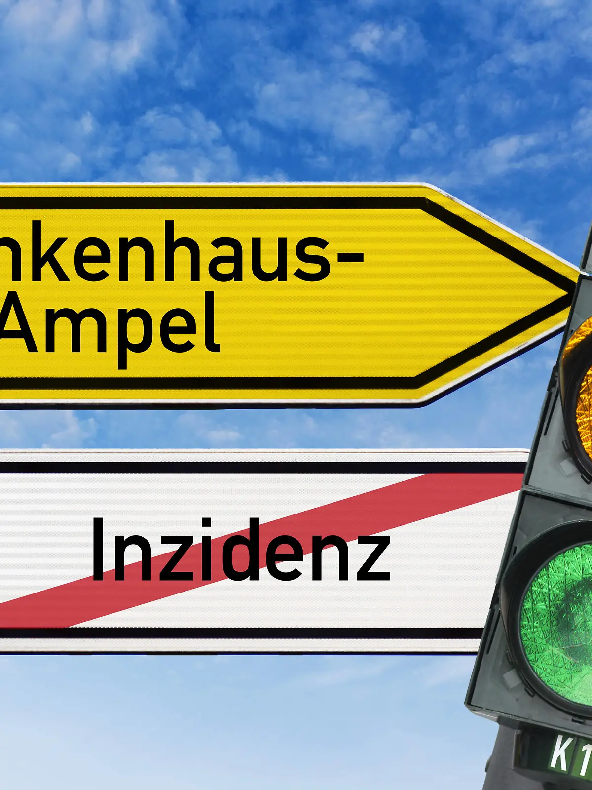  FOTOMONTAGE, Wegweiser mit Aufschrift Krankenhaus-Ampel und durchgestrichener Aufschrift Inzidenz mit Ampel *** PHOTOMONTAGE, signpost with inscription hospital traffic light and crossed out inscription incidence with traffic light