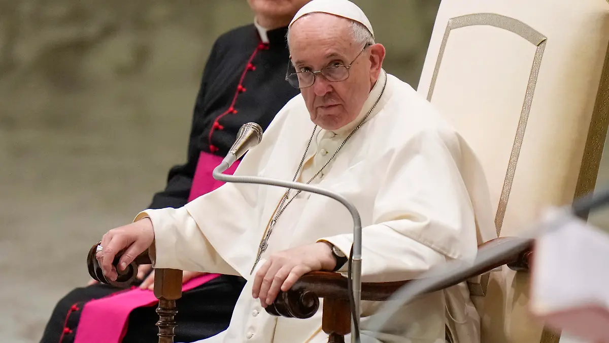 06.10.2021, Vatikan, Vatikanstadt: Papst Franziskus (r) hört während seiner wöchentlichen Generalaudienz in der Halle Papst Paul VI. im Vatikan einer Rede zu. Nachdem ein Untersuchungskomitee berichtete, dass seit den 1950er Jahren schätzungsweise 216 000 Kinder und Jugendliche in Frankreich Opfer von sexueller Gewalt in der katholischen Kirche geworden seien, äußerte sich der Papst betroffen und betitelte diesen Skandal als «Moment der Schande». Foto: Alessandra Tarantino/AP/dpa +++ dpa-Bildfunk +++