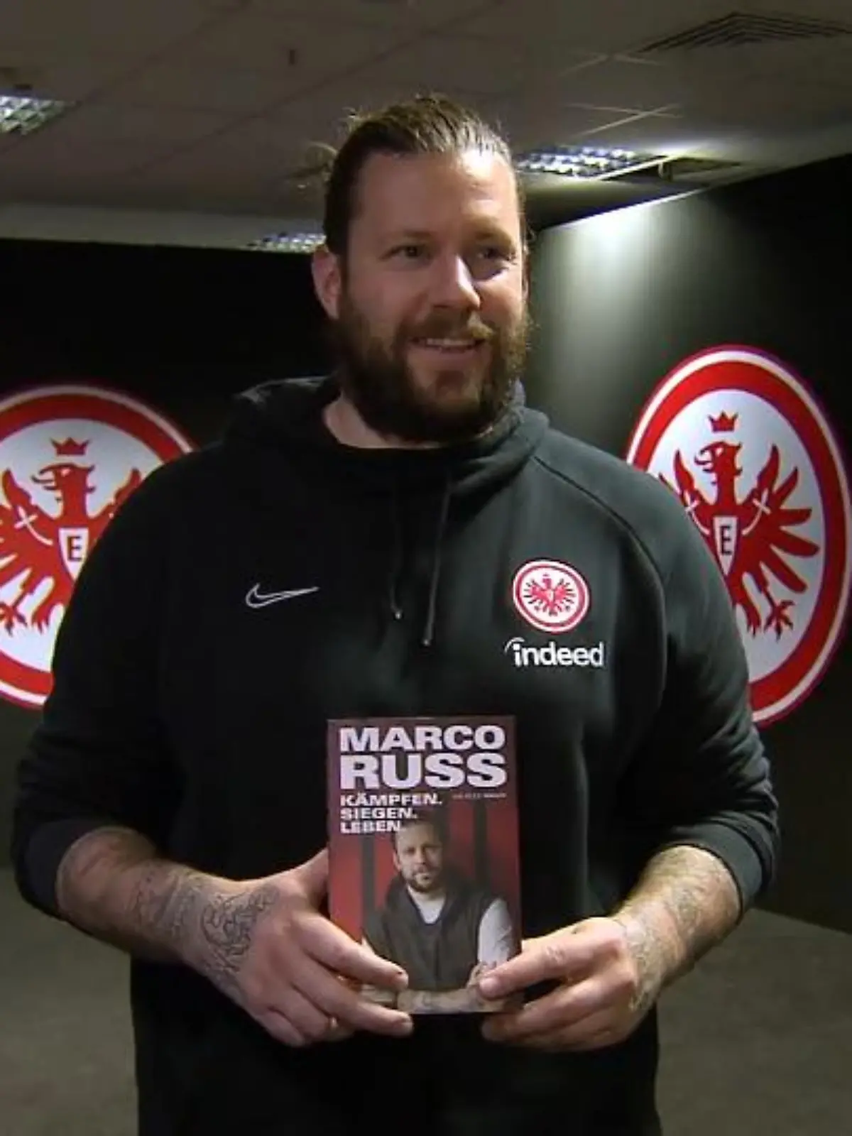 Er war Publikumsliebling bei der Eintracht Frankfurt: der ehemalige Innenverteidiger Marco Russ. Nun hat er sein erstes Buch veröffentlicht: „Kämpfen. Siegen. Leben.“ heißt seine Biografie. Auch wenn er erst 36 Jahre alt ist, hat Marco Russ schon viel durchlebt. Neben vielen Höhen mit der Eintracht musste er auch die Diagnose Hodenkrebs verkraften.