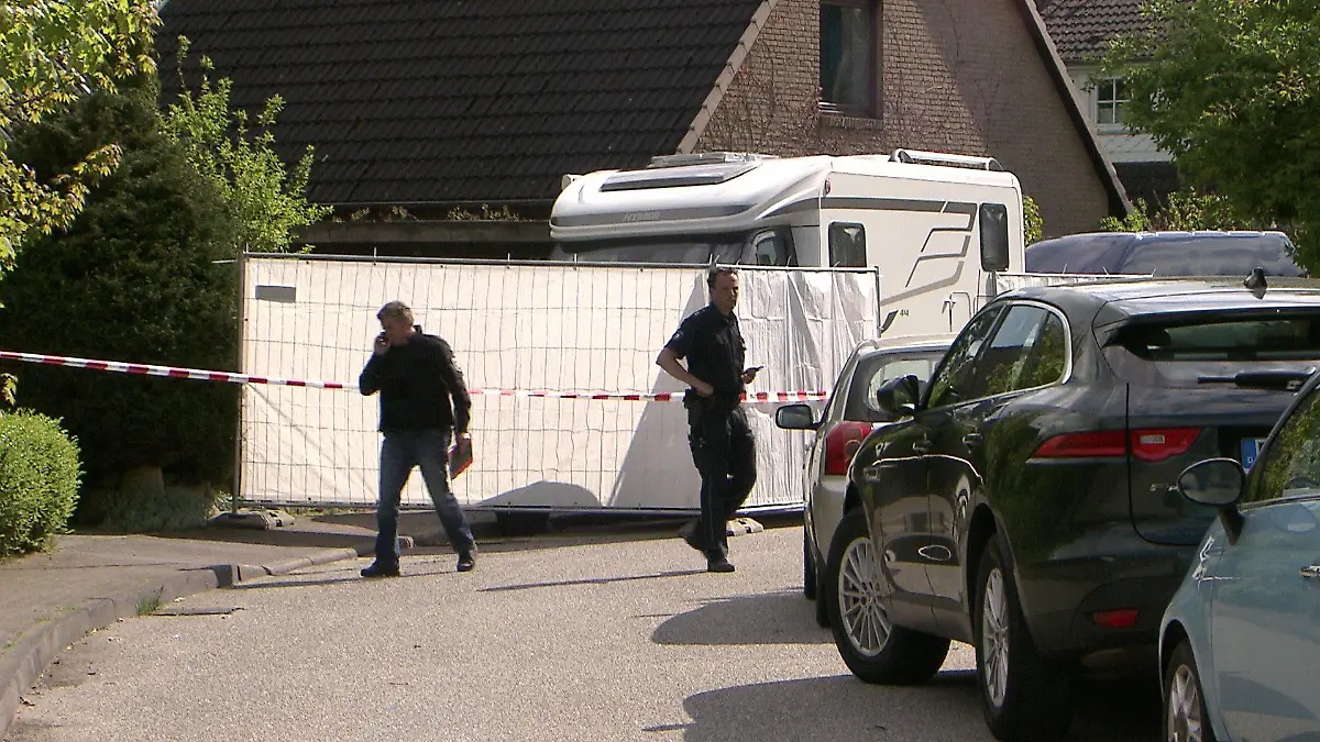 Absperrband vor dem Tatort in Dänischenhagen.