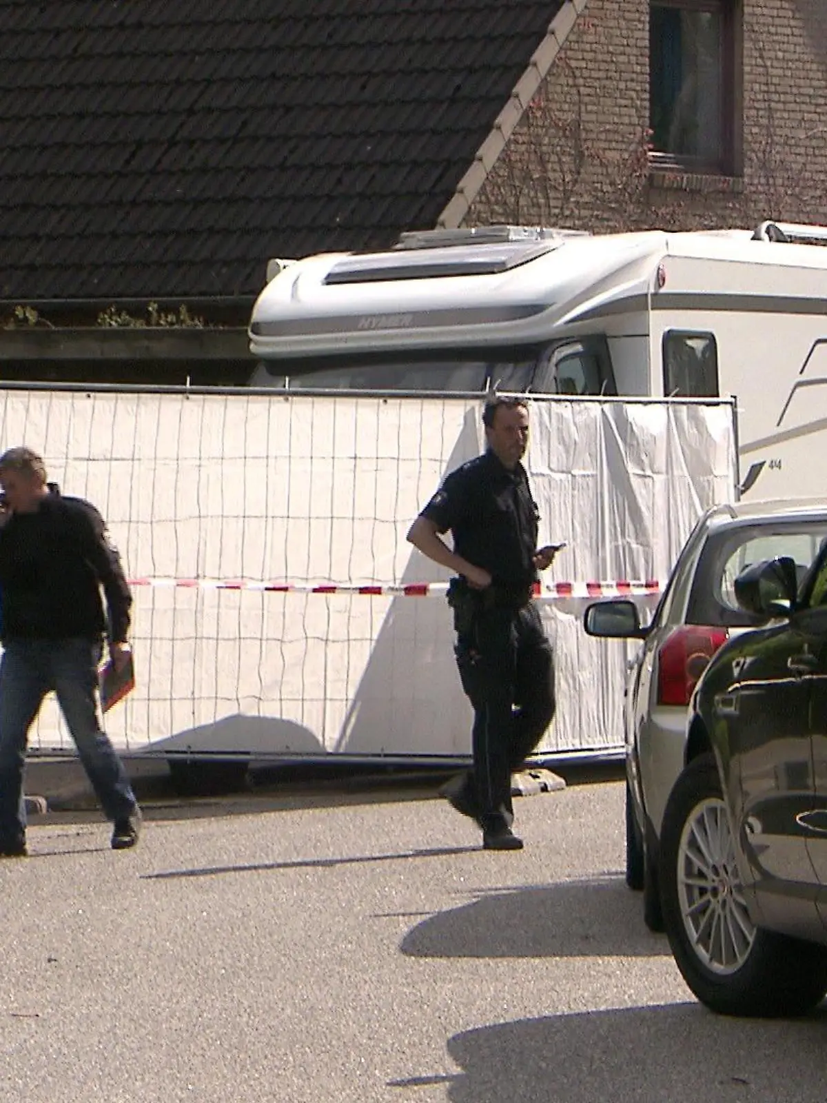 Absperrband vor dem Tatort in Dänischenhagen.