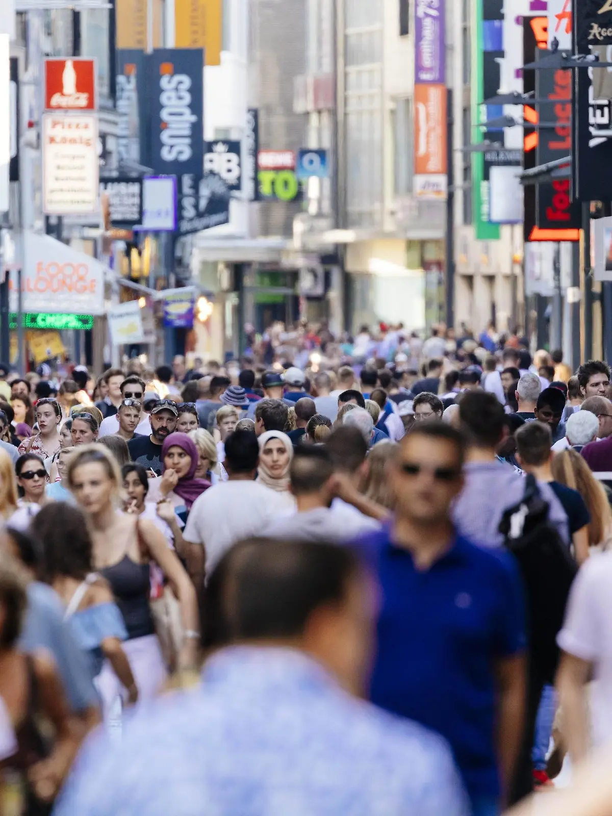  Passanten auf der Hohe Straße. Köln, 25.07.2019 *** Passers-by on Hohe Straße Cologne, 25 07 2019 Foto:xC.xHardtx/xFuturexImage
