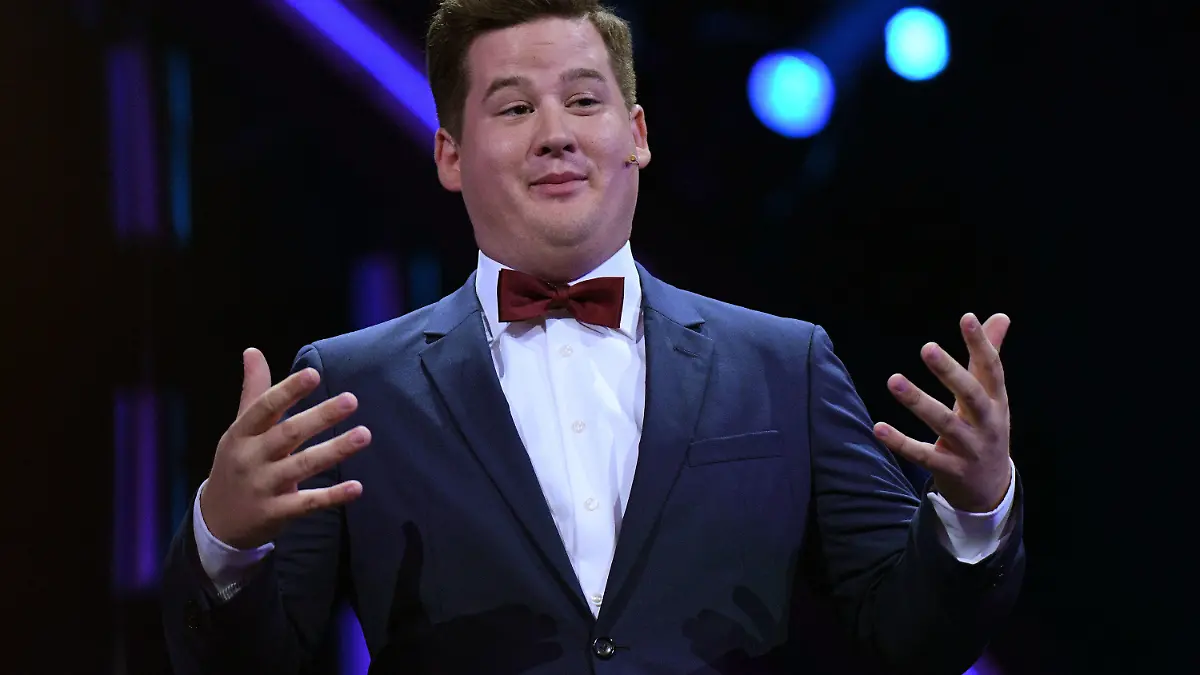 ARCHIV - 07.10.2018, Nordrhein-Westfalen, Köln: Der Komiker Chris Tall hält bei der Verleihung des Deutschen Comedypreises 2018 eine Laudatio. (zu dpa "«Dein Fettsack»: Chris Tall kontert Beleidigung") Foto: Henning Kaiser/dpa +++ dpa-Bildfunk +++