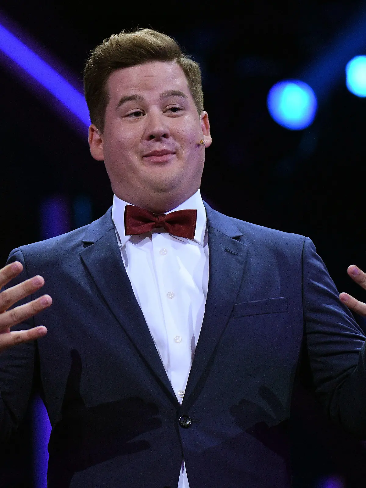 ARCHIV - 07.10.2018, Nordrhein-Westfalen, Köln: Der Komiker Chris Tall hält bei der Verleihung des Deutschen Comedypreises 2018 eine Laudatio. (zu dpa "«Dein Fettsack»: Chris Tall kontert Beleidigung") Foto: Henning Kaiser/dpa +++ dpa-Bildfunk +++