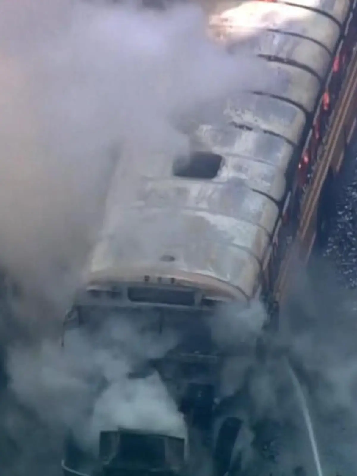 Es sind spektakuläre Bilder aus New York: Feuerwehrleute löschen einen Schulbus!
Das war brandgefährlich: Mitten im New Yorker Stadtteil Queens fängt der Motor eines Schulbusses plötzlich Feuer. Zu diesem Zeitpunkt befinden sich noch sieben Personen in dem Fahrzeug: Sechs Kinder und ein Busfahrer.