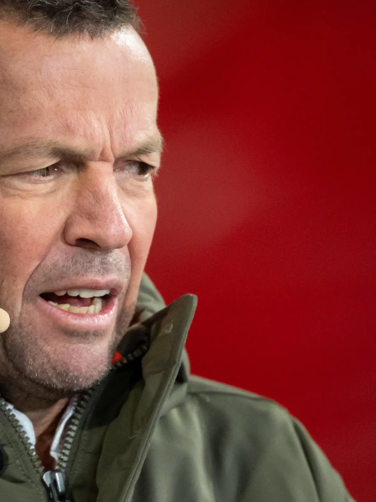 ARCHIV - 09.11.2019, Bayern, München: Lothar Matthäus spricht vor einem Spiel zwischen Bayern München und Borussia Dortmund in der Allianz Arena. Der Rekordnationalspieler hat 2021 die bisherigen Auftritte der DFB-Elf bei der Europameisterschaft kritisiert und manche Personalentscheidungen von Bundestrainer Löw hinterfragt. (zu dpa «Matthäus kritisiert DFB-Elf und Löw: Würde ihm schlechte Note geben» vom 26.06.2021) Foto: Sven Hoppe/dpa - WICHTIGER HINWEIS: Gemäß den Vorgaben der DFL Deutsche Fußball Liga bzw. des DFB Deutscher Fußball-Bund ist es untersagt, in dem Stadion und/oder vom Spiel angefertigte Fotoaufnahmen in Form von Sequenzbildern und/oder videoähnlichen Fotostrecken zu verwerten bzw. verwerten zu lassen. +++ dpa-Bildfunk +++