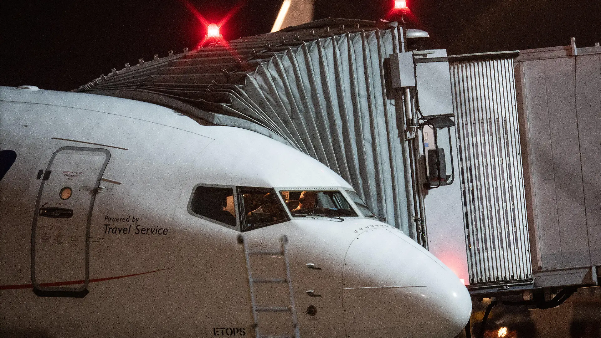 07.10.2021, Hessen, Frankfurt/Main: Eine Chartermaschine steht auf ihrer Position auf dem Flughafen Frankfurt. In einer zunächst geheim gehaltenen Aktion hatte die Bundesregierung in Zusammenarbeit mit der US-Armee insgesamt acht deutsche Anhängerinnen der Terrormiliz ·Islamischer Staat· (IS) mit ihren 23 Kindern im Rahmen einer humanitären Aktion aus einem Gefangenenlager in Syrien geholt. Mit einer Chartermaschine wurden die Frauen über Kuwait nach Deutschland gebracht, wo fast alle sofort in Haft genommen wurden. Foto: Boris Roessler/dpa +++ dpa-Bildfunk +++
