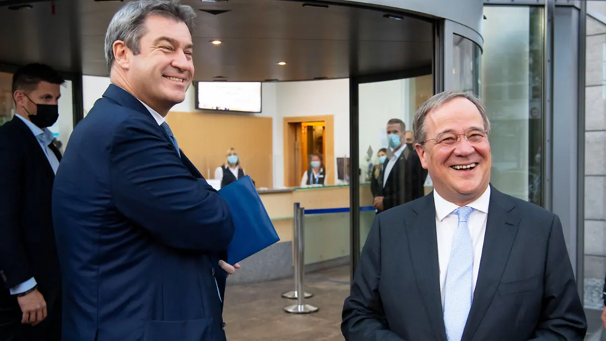 01.10.2021, Bayern, München: Markus Söder (l), CSU-Vorsitzender und Ministerpräsident von Bayern, und Armin Laschet, CDU-Parteivorsitzender und Ministerpräsident von Nordrhein-Westfalen, kommen in der Hanns-Seidel-Stiftung zu der Feier der CSU zum 80. Geburtstag von Ex-Parteichef Stoiber. Foto: Sven Hoppe/dpa +++ dpa-Bildfunk +++