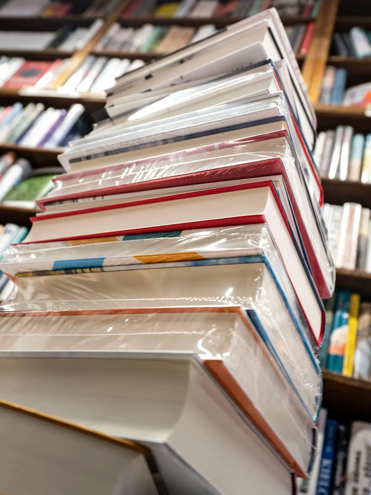 ARCHIV - 17.08.2020, Hessen, Frankfurt/Main: Ein Stapel neuer Bücher liegt auf einem Verkaufstisch in einer Buchhandlung im Stadtteil Bornheim. Im Trend: Radeln, Wandern, Kochen, Kinderbücher. Die Corona-Epidemie hat spürbaren Einfluss auf die Buchkäufe in Deutschland, wie Buchgroß- und -einzelhändler berichten. (zu dpa «Kochbuch top, Reiseführer flop - Corona beeinflusst Buchmarkt») Foto: Frank Rumpenhorst/dpa +++ dpa-Bildfunk +++