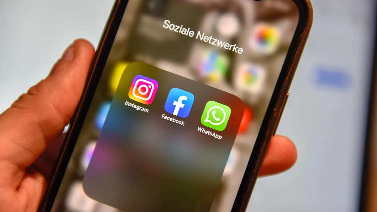  Facebook, WhatsApp und Instagram offline Seit ca. 17:30 Uhr deutscher Zeit sind die Dienste von WhatsApp, Facebook und Instagram offline. Millionen Nutzer auf der ganzen Welt können nicht kommunizieren und melden Störungen. Ersten Erkenntnissen nach handelt es sich bei der Panne nicht um einen Hacker-Angriff. Die Behebung des Problems könnte Expertenmeinungen nach noch länger dauern. *** Local Caption *** Im Bild: Seit ca. 17:30 Uhr deutscher Zeit sind die Dienste von Facebook, WhatsApp und Instagram offline. Millionen Nutzer auf der ganzen Welt berichten von Fehlermeldungen und Störungen. Die Ursache für die Großstörung ist derzeit noch nicht bekannt. *** Facebook, WhatsApp and Instagram offline Since about 5 Copyright: xLausitzNews.de/TonixLehderx