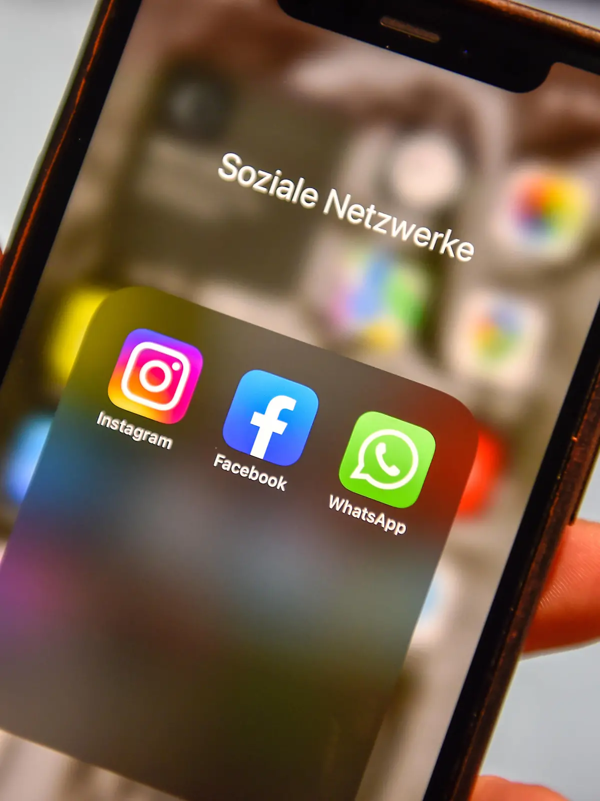  Facebook, WhatsApp und Instagram offline Seit ca. 17:30 Uhr deutscher Zeit sind die Dienste von WhatsApp, Facebook und Instagram offline. Millionen Nutzer auf der ganzen Welt können nicht kommunizieren und melden Störungen. Ersten Erkenntnissen nach handelt es sich bei der Panne nicht um einen Hacker-Angriff. Die Behebung des Problems könnte Expertenmeinungen nach noch länger dauern. *** Local Caption *** Im Bild: Seit ca. 17:30 Uhr deutscher Zeit sind die Dienste von Facebook, WhatsApp und Instagram offline. Millionen Nutzer auf der ganzen Welt berichten von Fehlermeldungen und Störungen. Die Ursache für die Großstörung ist derzeit noch nicht bekannt. *** Facebook, WhatsApp and Instagram offline Since about 5 Copyright: xLausitzNews.de/TonixLehderx