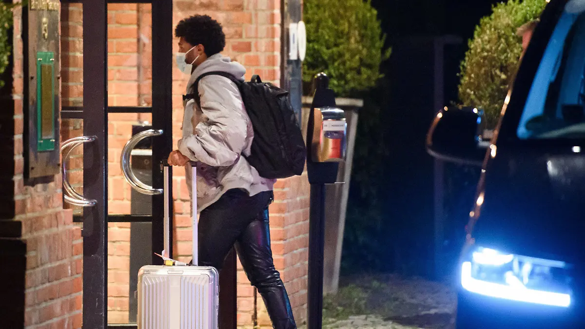 04.10.2021, Hamburg: Fußball: Nationalmannschaft, Serge Gnabry kommt in ein Hotel in Hamburg vor den Qualifikationsspielen zur Fußball-Weltmeisterschaft. Foto: Gregor Fischer/dpa +++ dpa-Bildfunk +++