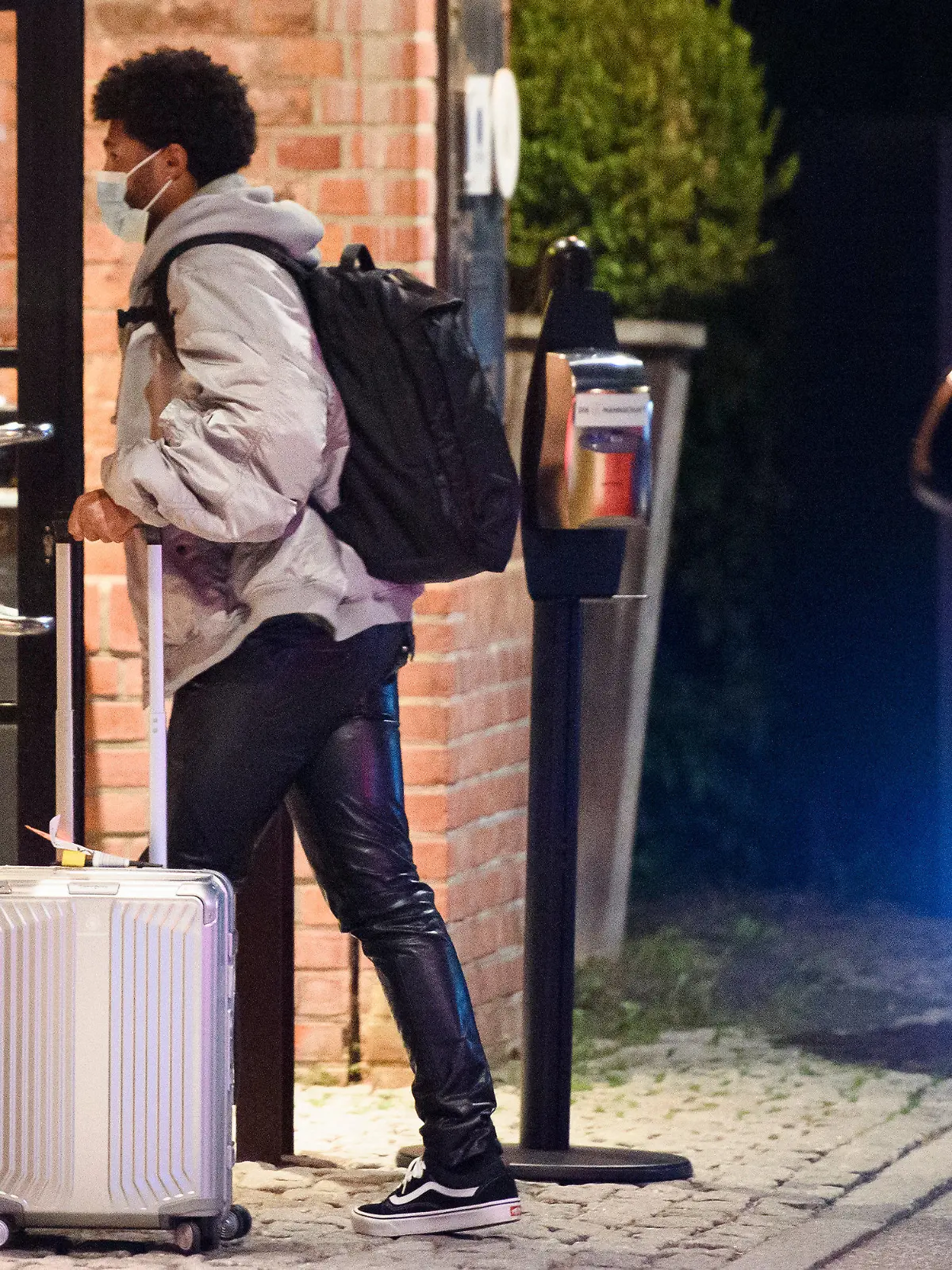 04.10.2021, Hamburg: Fußball: Nationalmannschaft, Serge Gnabry kommt in ein Hotel in Hamburg vor den Qualifikationsspielen zur Fußball-Weltmeisterschaft. Foto: Gregor Fischer/dpa +++ dpa-Bildfunk +++