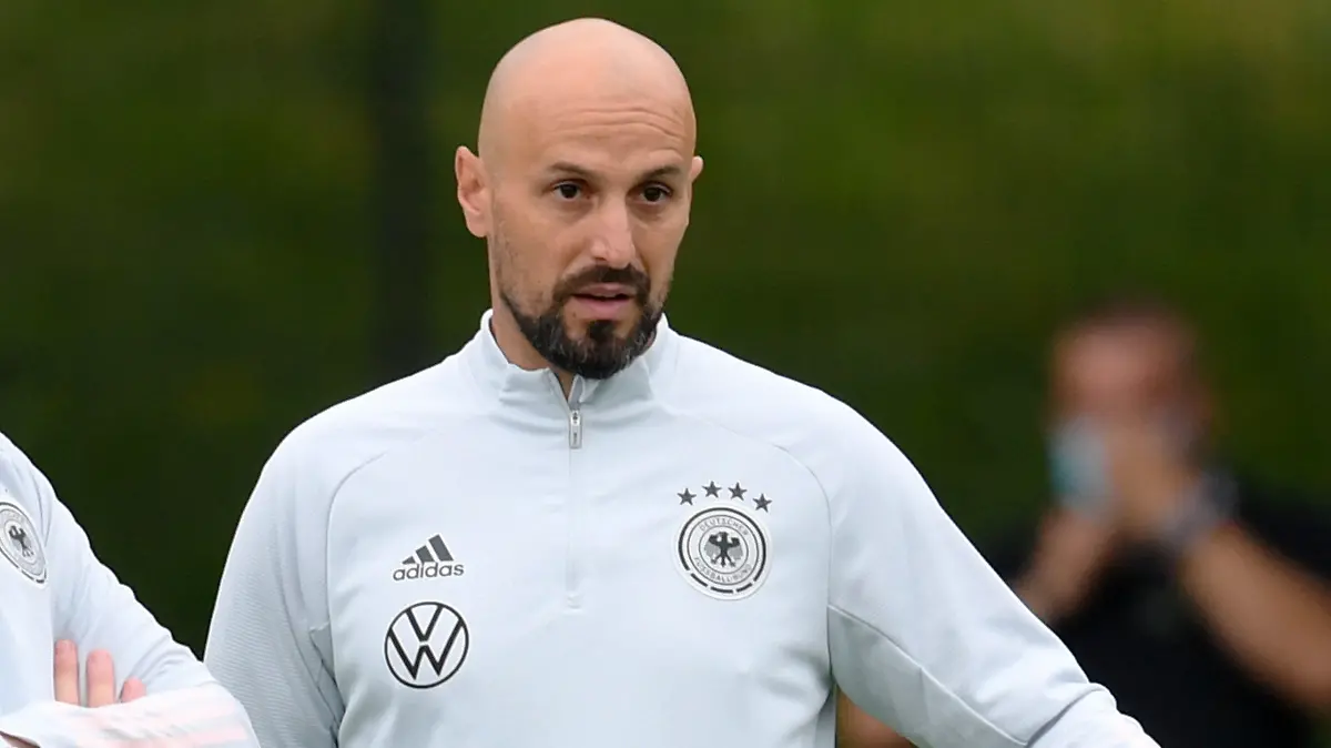 ARCHIV - 13.07.2021, Hessen, Frankfurt/Main: Antonio Di Salvo, damals Assistenztrainer,  steht beim Abschlusstraining des deutschen  Fußball-Olympiateams. Die deutschen U21-Fußballer erwarten nach dem Abgang von Cheftrainer Kuntz unter dessen Nachfolger Antonio Di Salvo wenig Veränderungen. (zu dpa "U21-Profis freuen sich auf Neu-Coach Di Salvo: «Kommt gut an»") Foto: Arne Dedert/dpa +++ dpa-Bildfunk +++