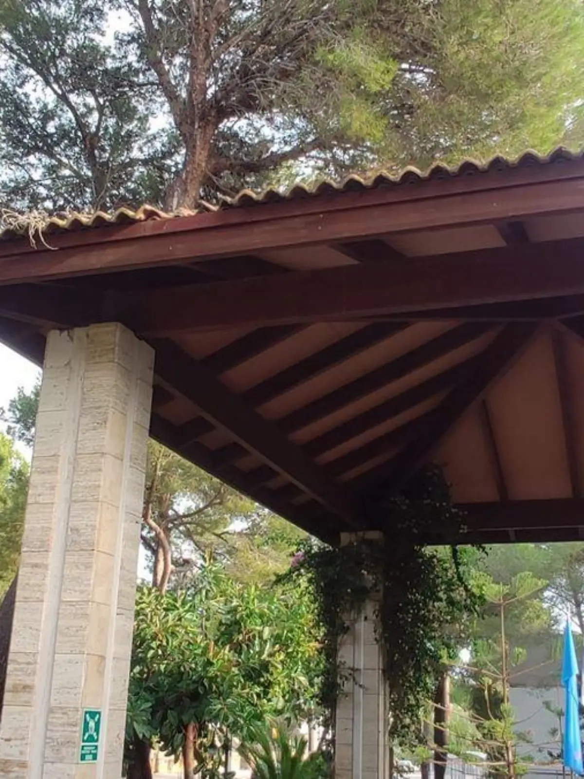 Auf Mallorca kam es am Freitag zu einem schrecklichen Unfall: Ein Baby starb, nachdem Teile eines Bühnendach auch es gestürzt waren.